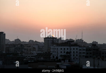 Gaza City, Gaza Strip, Palestinian Territory. 14th Nov, 2019. A view of the sunset on the Gaza City, on November 14, 2019 Credit: Mahmoud Ajjour/APA Images/ZUMA Wire/Alamy Live News Stock Photo
