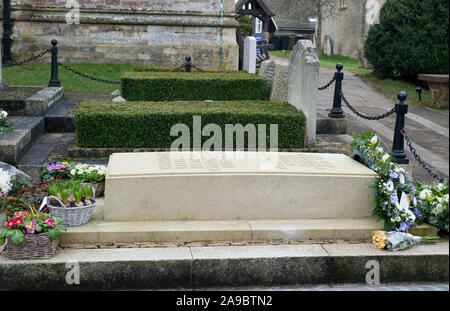 Tributes at the Gravestone of Winston Churchill in the Churchill plot at St Martin's Church in Bladon, Oxfordshire on the 50th anniversary of the wartime leader's death on January 24th 1965. Stock Photo