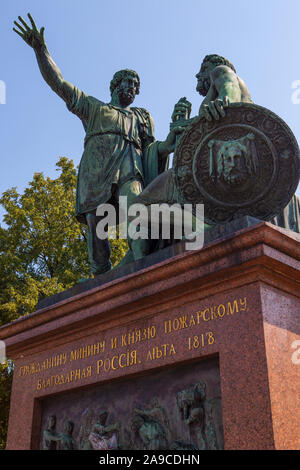 The historic bronze Monument to Minin and Pozharsky.  Prince Dmitry Pozharsky and Kuzma Minin gathered an army and expelled the forces of the Polish-L Stock Photo