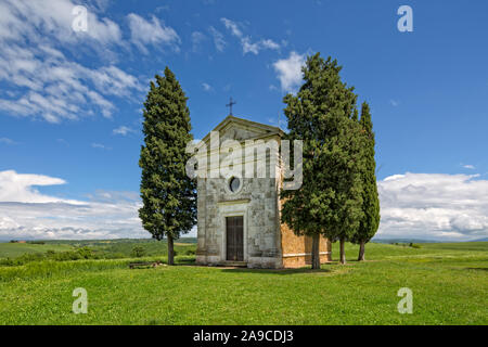 In the colorful southern Tuscany, there is the charming, small chapel of the Madonna di Vitaleta, San Quirico d'Orcia, Siena, Tuscany, Italy Stock Photo