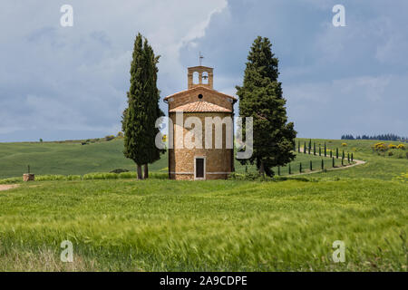 In the colorful southern Tuscany, there is the charming, small chapel of the Madonna di Vitaleta, San Quirico d'Orcia, Siena, Tuscany, Italy Stock Photo