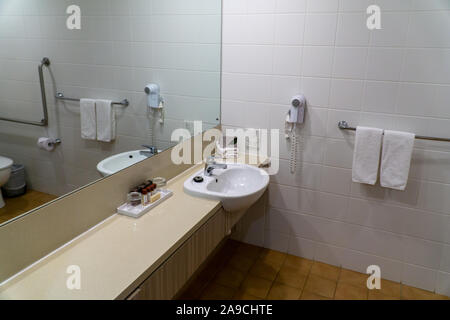 a clean and neatly furnished bathroom in an Australian hotel Stock Photo