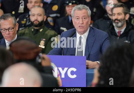 14 Street Y, New York, USA, November 14, 2019 - Mayor Bill de Blasio announces the launch of Outreach NYC, a new, city-wide, multi-agency effort to help homeless New Yorkers across all five boroughs with newly appointed Deputy Mayor for Health and Human Services, Dr. Raul Perea-Henze, during a press conference today at the 14 Street Y in New York City.Photo: Luiz Rampelotto/EuropaNewswire PHOTO CREDIT MANDATORY. | usage worldwide Stock Photo