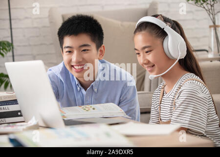 Students look at the computer online learning Stock Photo