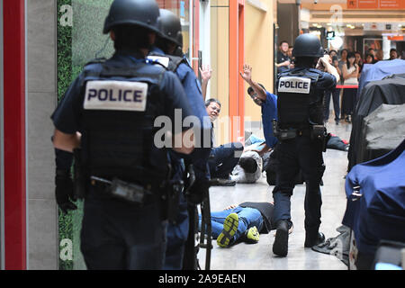 Singapore. 15th Nov, 2019. An anti-terrorist exercise is held in Singapore's Velocity shopping mall on Nov. 15, 2019. The Singapore Police Force conducted the anti-terrorist exercise codenamed 'Exercise Heartbeat' at Velocity shopping mall on Friday. Credit: Then Chih Wey/Xinhua/Alamy Live News Stock Photo