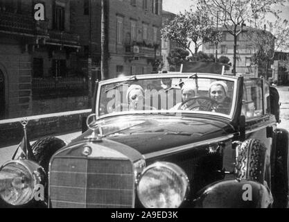 Eva Braun Collection (album 5) - Woman driving a Mercedes Benz automobile ca. late 1930s Stock Photo