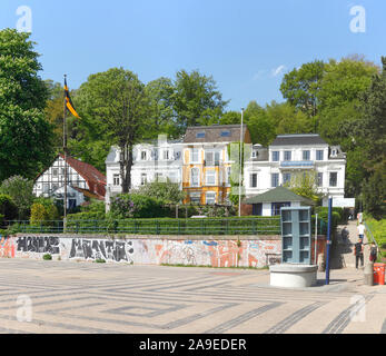 Villas at the Elbe shore in Övelgönne, Neumühlen, Hamburg harbour, Hamburg, Germany, Europe Stock Photo
