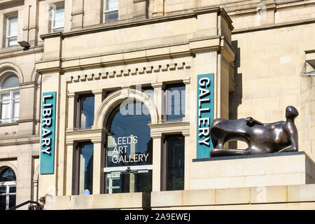 Henry Moore sculpture at entrance to Leeds Art Gallery & Library, The Headrow, Leeds, West Yorkshire, England, United Kingdom Stock Photo