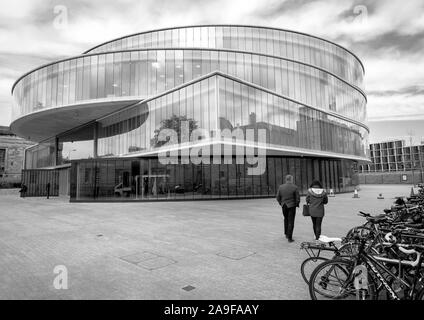 Modern circular architecture of the Blavatnik School of Government in the Jericho district of Oxford, part of the University of Oxford. Stock Photo