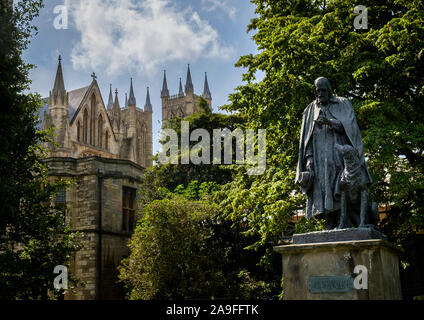 Tennyson statue and Lincoln cathedral Stock Photo