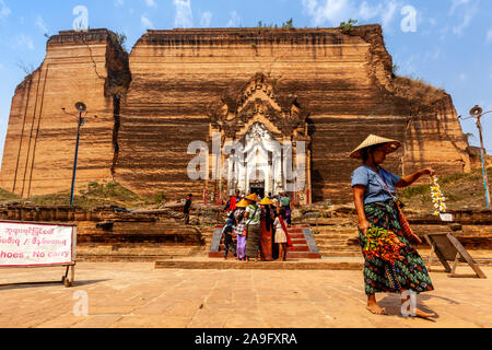 Visitors At The Mingun Pagoda (Pahtodawgyi) Mingun, Mandalay, Myanmar. Stock Photo