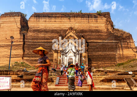 Visitors At The Mingun Pagoda (Pahtodawgyi) Mingun, Mandalay, Myanmar. Stock Photo