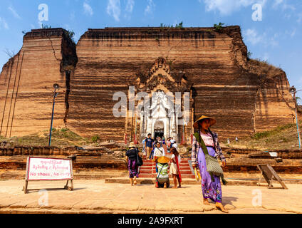 Visitors At The Mingun Pagoda (Pahtodawgyi) Mingun, Mandalay, Myanmar. Stock Photo