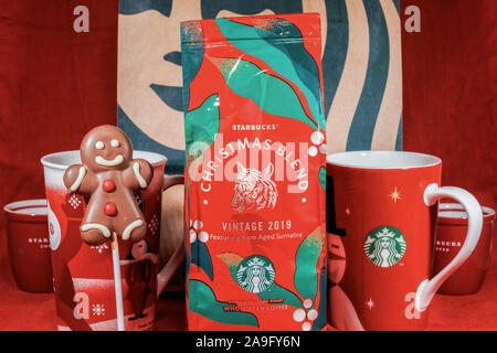 https://l450v.alamy.com/450v/2a9fy6n/starbucks-christmas-blend-coffee-cups-seasonal-beverage-range-including-holiday-cups-with-green-white-siren-company-logo-2a9fy6n.jpg