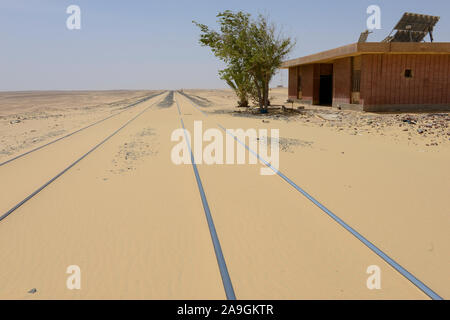 EGYPT, western desert, railway line Cairo to Bahariya Oasis, used for iron ore transport, railway station in the middle of nowhere Stock Photo