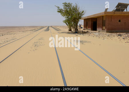 EGYPT, western desert, railway line Cairo to Bahariya Oasis, used for iron ore transport, railway station in the middle of nowhere Stock Photo