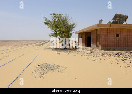 EGYPT, western desert, railway line Cairo to Bahariya Oasis, used for iron ore transport, railway station in the middle of nowhere Stock Photo