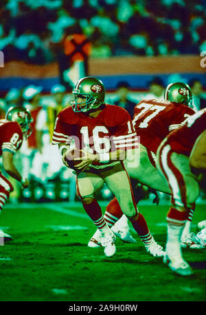 Joe montana hi-res stock photography and images - Alamy