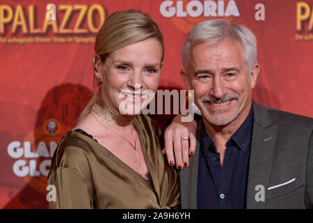 Hamburg, Germany. 15th Nov, 2019. Gerry Hungbauer, actor, and Kim-Sarah Brandts, actress, appear at the premiere of the new Palazzo show 'Glanz & Gloria' in the tent in front of the Deichtorhallen on the red carpet. The dinner show in the 'Spiegelpalast' is one of five 'Palazzo' dinner shows in Germany where well-known chefs will be the hosts. Credit: Axel Heimken/dpa/Alamy Live News Stock Photo