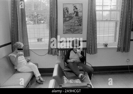 HM Prison Styal Wilmslow Cheshire England 1986 Two older women prisoners relaxing having a smoke in the afternoon after work has been completed. HOMER SYKES Stock Photo