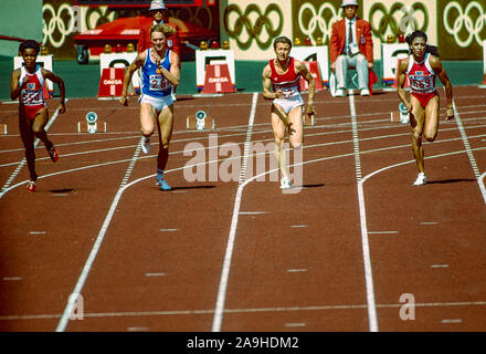 Florence Griffith Joyner (R) and Evelyn Ashford (far left) competing in the 100m final at the 1988 Olympic Summer Games Stock Photo