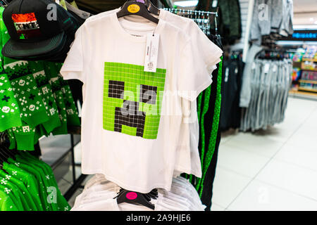 kommentator Sikker spyd White minecraft t shirts on sale at Primark ready for Xmas eve, and  stocking fillers, Minecraft creeper on a plain t shirt Stock Photo - Alamy