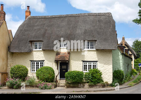 Thatched cottage, High Street, Long Crendon, Buckinghamshire, England, United Kingdom Stock Photo