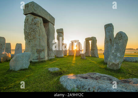 Stonehenge at dawn, Stone Circle on Salisbury Plain, 3000-1500 BC, Wiltshire, England, UK - Europe's most famous prehistoric site Stock Photo