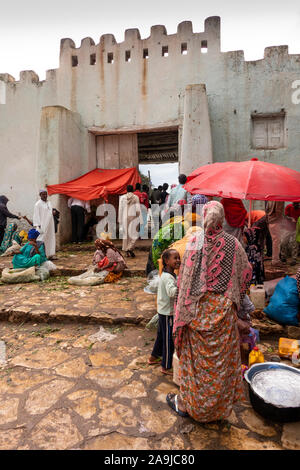 Ethiopia, East Hararghe, Harar, Harar Jugol, Old Walled City, Erer (Eastern) Gate, Oromo Market traders Stock Photo