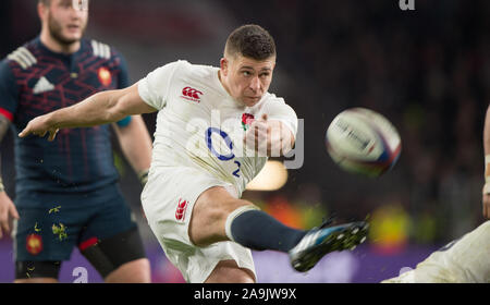 Twickenham, United Kingdom.  Ben YOUNGS, kicking clear from behind the scrum, during the RBS. Six Nations : England   vs France  at the  RFU Stadium, Twickenham, England,   Saturday  04/02/2017  [Mandatory Credit; Peter Spurrier/Intersport-images] Stock Photo