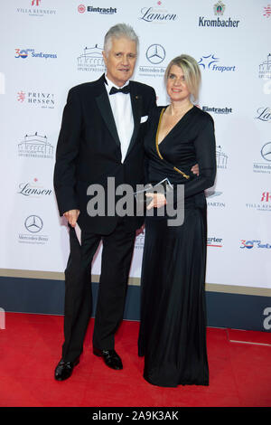 Guido KNOPP, historian, presenter, with wife Gabriella red carpet, Red Carpet Show, 38th German sports press ball in the Alte Oper Frankfurt, 09.11.2019. | usage worldwide Stock Photo