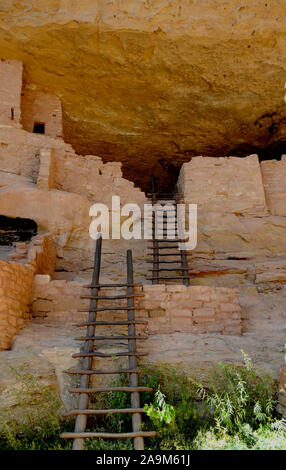 Long House cliff house Pueblo indigenous architecture, Mesa Verde ...