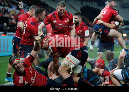 Swansea, UK. 16th Nov, 2019. Munster players including Billy Holland (front) celebrate as they score their final try late in the match. Heineken champions cup match, pool 4, Ospreys v Munster rugby at the Liberty Stadium in Swansea, South Wales on Saturday 16th November 2019. pic by Andrew Orchard, Credit: Andrew Orchard sports photography/Alamy Live News Stock Photo