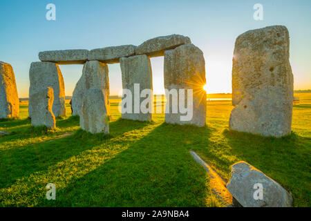 Stonehenge at dawn, Stone Circle on Salisbury Plain, 3000-1500 BC, Wiltshire, England, UK - Europe's most famous prehistoric site Stock Photo