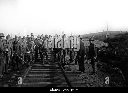 Industries of War - Lumbering - Track laying on line south, near Beaver Creek - jacking and spiking, ca. 1915-1920 Stock Photo