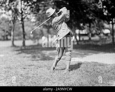 Walter Travis playing golf ca. 1909-1914 Stock Photo