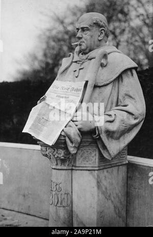 German Revolution - This statue one of hundreds on the Sieges Alle, representing the German rulers for 1,000 years, is decorated by a good natured Bolshevist, who put a cigarette in the statue's mouth, and official organ of the Spartacus, Red Flag in his had ca. 1918-1919 Stock Photo