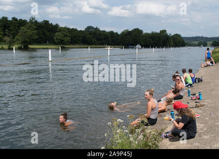 Henley. Berks, United Kingdom.   Ohio State University Elite Women's Eight, relax between the semi and the final, cooling down, swimming in the river and trying out their synchronised moves, by Upper Thames RC. 2017 Henley Women's Regatta. Rowing on, Henley Reach. River Thames.    Sunday  18/06/2017   [Mandatory Credit Peter SPURRIER/Intersport Images] Stock Photo