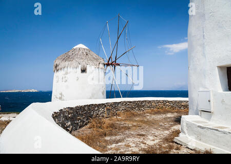 Eine schoene Windmuehle auf Santorini in Griechenland Stock Photo