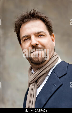 Ein sympathischer Mann mit Bart im Portrait Stock Photo