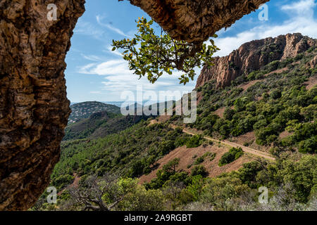 cap roux hiking trail In the red rocks of the Esterel mountains with the blue sea of the Mediterranean Stock Photo
