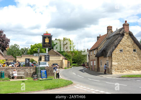 The Crown Pub and cottages, Aylesbury Rd, Cuddington, Buckinghamshire, England, United Kingdom Stock Photo