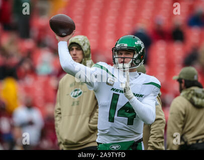 Landover, Maryland, USA. November 17, 2019: New York Jets quarterback Sam Darnold (14) warms up before the game between New York Jets vs. the Washington Redskins at FedEx Field in Landover, Maryland. Cory Royster/Cal Sport Media Credit: Cal Sport Media/Alamy Live News Stock Photo