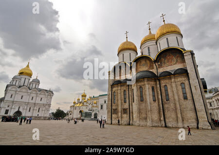 Cathedral Square: Cathedral of the Dormition and Cathedral of the Annunciation. The Moscow Kremlin, Russia Stock Photo