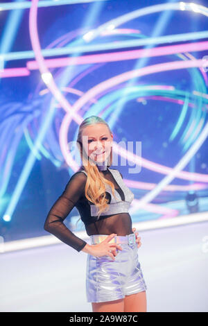 Cologne, Germany. 17th Nov, 2019. Jenny Elvers, actress, is on the live SAT.1 show 'Dancing on Ice' on the ice. Credit: Rolf Vennenbernd/dpa/Alamy Live News Stock Photo