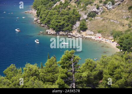 Bucht bei Stanici, Blick von der Küstenstraße, Omis, Dalmatien, Kroatien