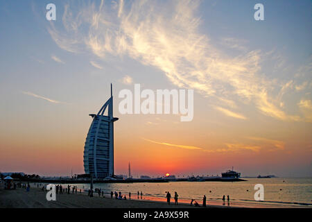 Vereinigte Arabische Emirate, Hotel Burj al Arab am Abend mit Sonnenuntergang Stock Photo