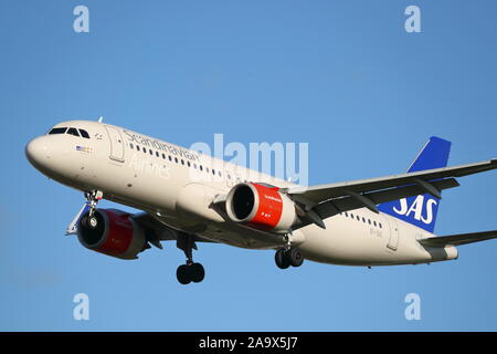 Scandinavian Airlines Airbus A320-251N EI-SIC landing at London Heathrow Airport, UK Stock Photo