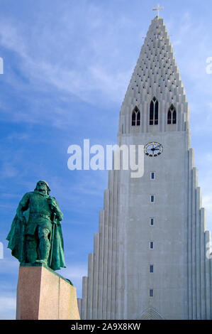 Europa, Island, Reykjavik, Kirche Hallgrimskirkja mit dem Standbild von Leifur Eiriksson