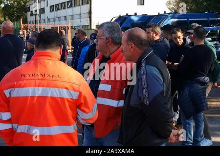 TARANTO EX ILVA PROTEST THIS MORNING OF THE COMPANIES OF THE INDACTO AND THE BLOCKING OF THE ORDERS (SAVERIO DE GIGLIO/Fotogramma, MILAN - 2019-11-18) p.s. la foto e' utilizzabile nel rispetto del contesto in cui e' stata scattata, e senza intento diffamatorio del decoro delle persone rappresentate Stock Photo